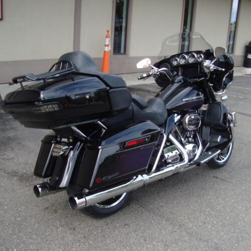 2021 Harley-Davidson® CVO™ Limited Royal Purple & Royal Black Fade thumb 3