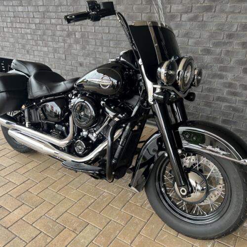 2018 Harley-Davidson® Heritage Classic Vivid Black thumb 3