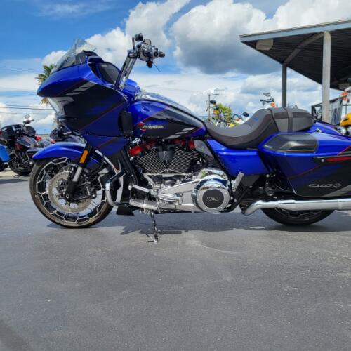 2025 Harley-Davidson® CVO™ Road Glide® Blue Streak thumb 2