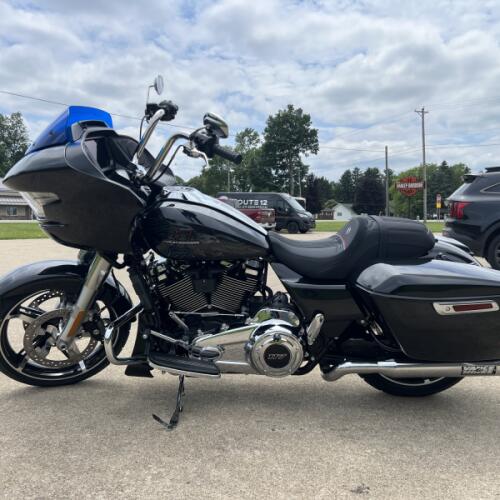 2026 Harley-Davidson® Road Glide® Midnight Ember Chrome Trim thumb 0