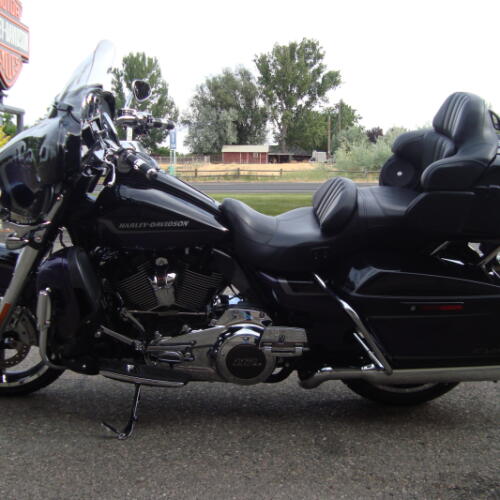 2021 Harley-Davidson® CVO™ Limited Royal Purple & Royal Black Fade thumb 0
