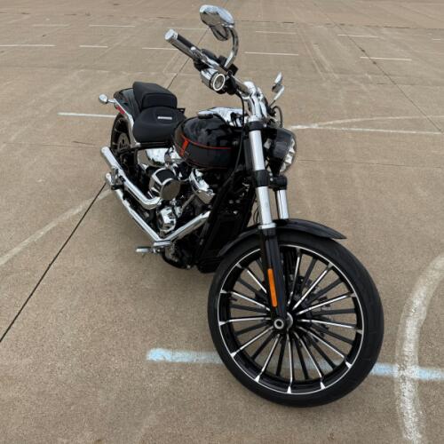 2024 Harley-Davidson® Breakout® 117 Vivid Black thumb 3