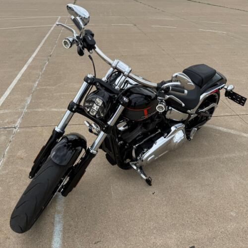 2024 Harley-Davidson® Breakout® 117 Vivid Black thumb 1