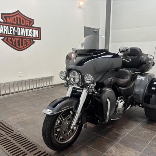 2022 Harley-Davidson® Tri Glide® Ultra Gauntlet Gray Metallic/Vivid Black thumb 0