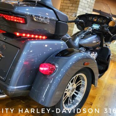 2022 Harley-Davidson® Tri Glide® Ultra, FLHTCUTG thumb 1