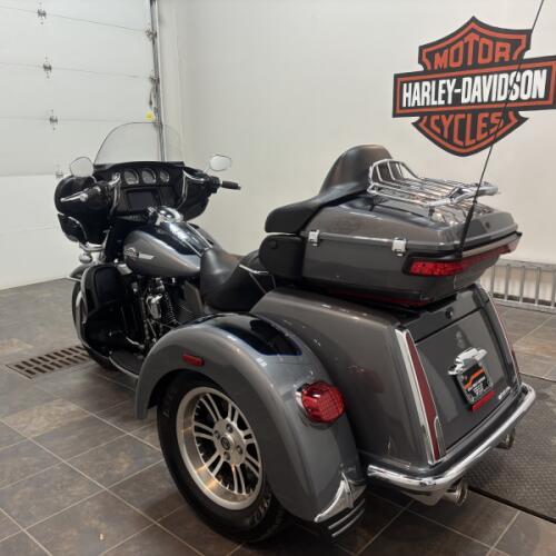 2022 Harley-Davidson® Tri Glide® Ultra Gauntlet Gray Metallic/Vivid Black thumb 1