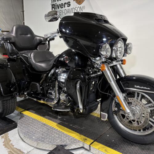 2022 Harley-Davidson® Tri Glide® Ultra Vivid Black thumb 2