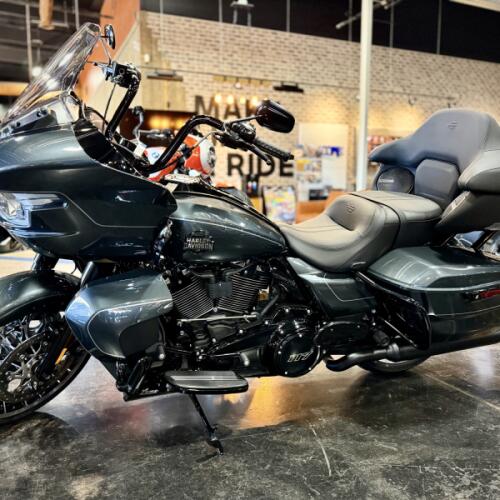 2026 Harley-Davidson® Road Glide Limited Iron Horse Metallic Black Trim thumb 2