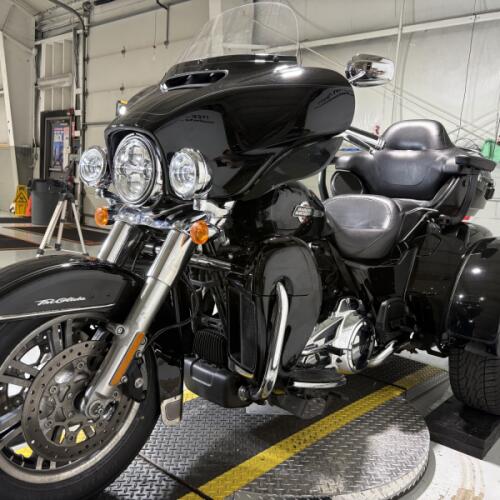 2022 Harley-Davidson® Tri Glide® Ultra Vivid Black thumb 0