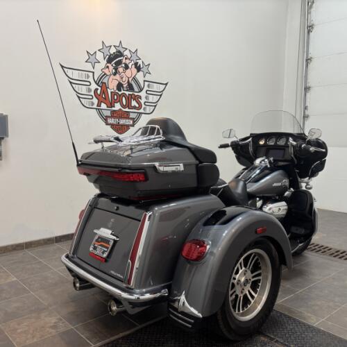 2022 Harley-Davidson® Tri Glide® Ultra Gauntlet Gray Metallic/Vivid Black thumb 2