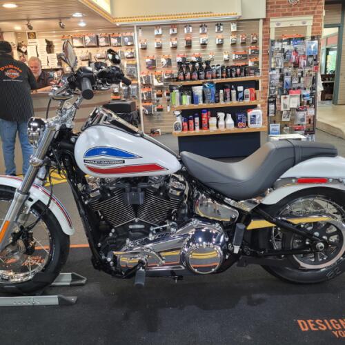 2026 Harley-Davidson® Super Glide® White Onyx Pearl thumb 2