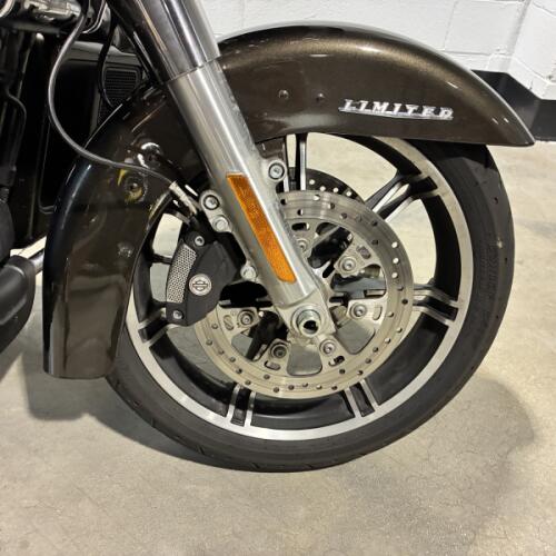 2020 Harley-Davidson® Road Glide® Limited River Rock Gray/Vivid Black FLTRK thumb 2