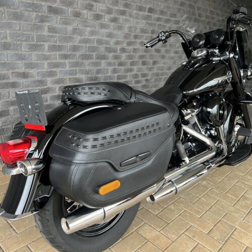 2018 Harley-Davidson® Heritage Classic Vivid Black thumb 2