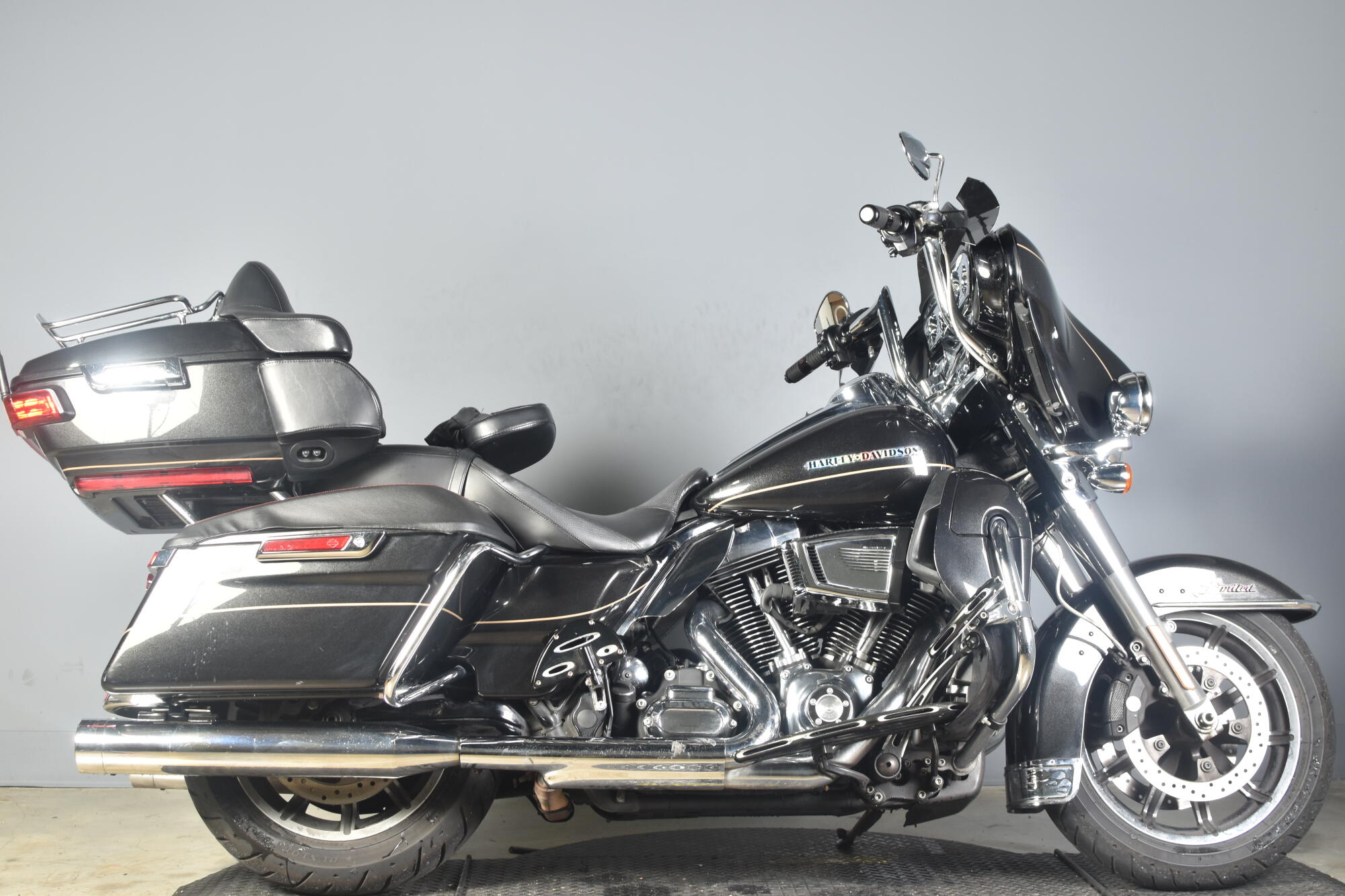 2016 Harley-Davidson® Ultra Limited Black Quartz | Old Glory