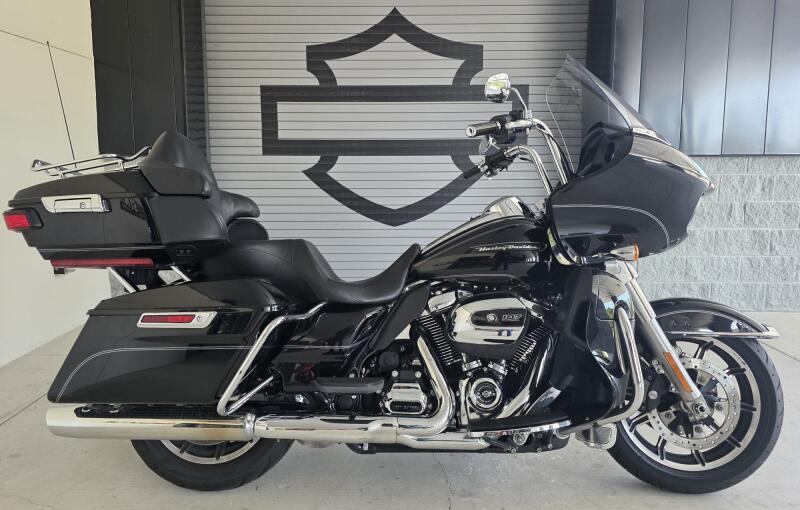 2017 Harley-Davidson® Road Glide® Ultra Vivid Black