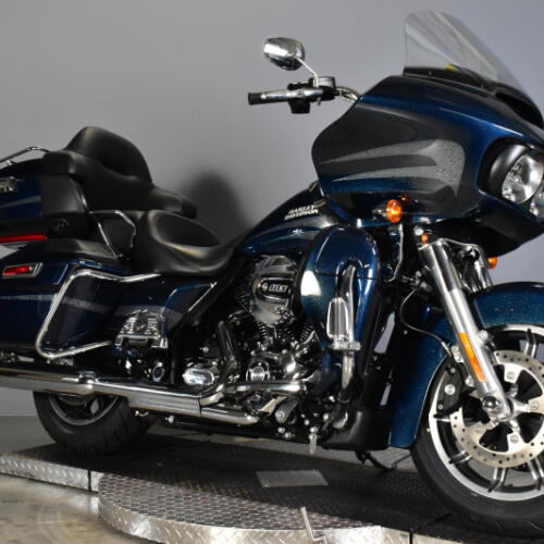 2016 Harley-Davidson® Road Glide® Ultra FLTRU thumb 2