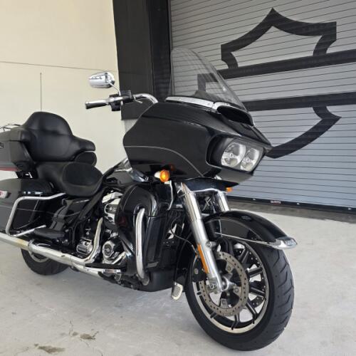 2017 Harley-Davidson® Road Glide® Ultra Vivid Black thumb 3