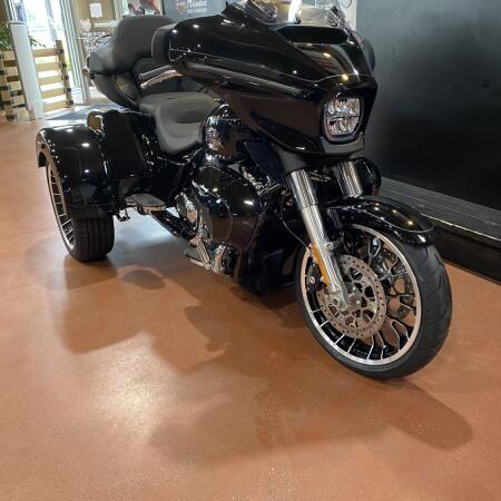 2026 Harley-Davidson® Street Glide 3 Limited FLHLT thumb 2