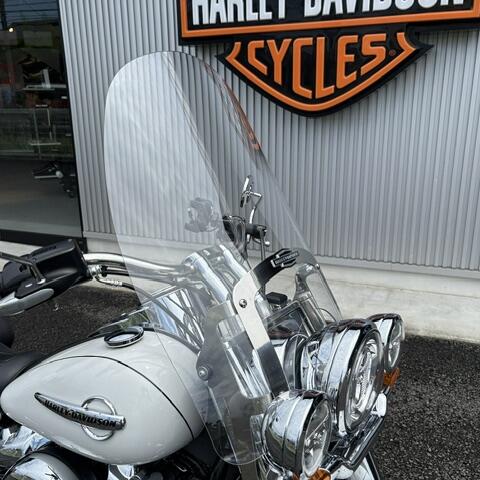 2018 Harley-Davidson® Deluxe ホワイトパール thumb 2