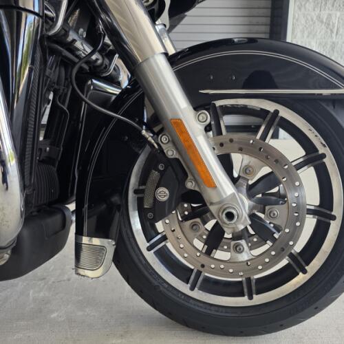 2017 Harley-Davidson® Road Glide® Ultra Vivid Black thumb 1