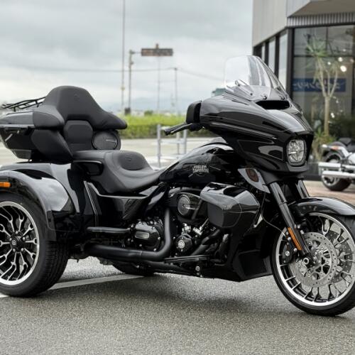 2026 Harley-Davidson® Street Glide™ 3 Limited Vivid Black Black Trim thumb 3