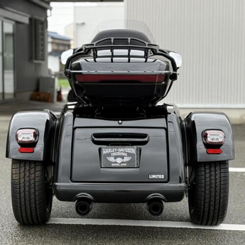 2026 Harley-Davidson® Street Glide™ 3 Limited Vivid Black Black Trim thumb 0
