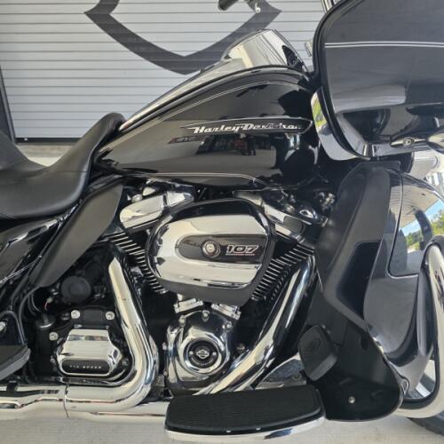 2017 Harley-Davidson® Road Glide® Ultra Vivid Black thumb 0