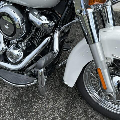 2018 Harley-Davidson® Deluxe ホワイトパール thumb 1