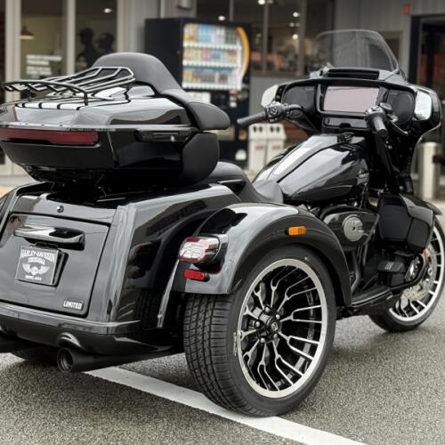 2026 Harley-Davidson® Street Glide™ 3 Limited Vivid Black Black Trim thumb 1
