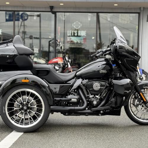 2026 Harley-Davidson® Street Glide™ 3 Limited Vivid Black Black Trim thumb 2