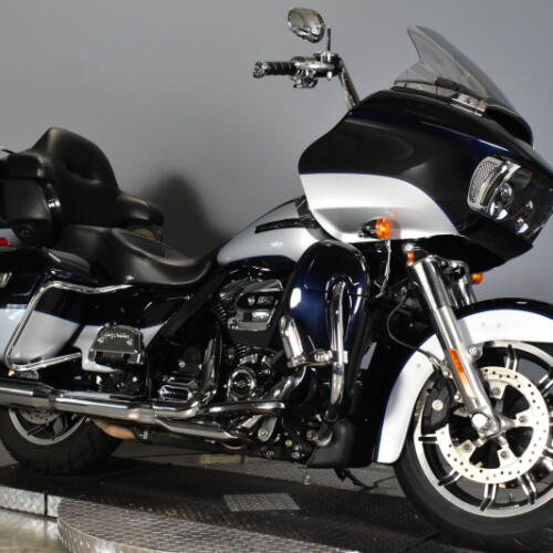 2019 Harley-Davidson® Road Glide® Ultra Midnight Blue/Barracuda Silver thumb 2