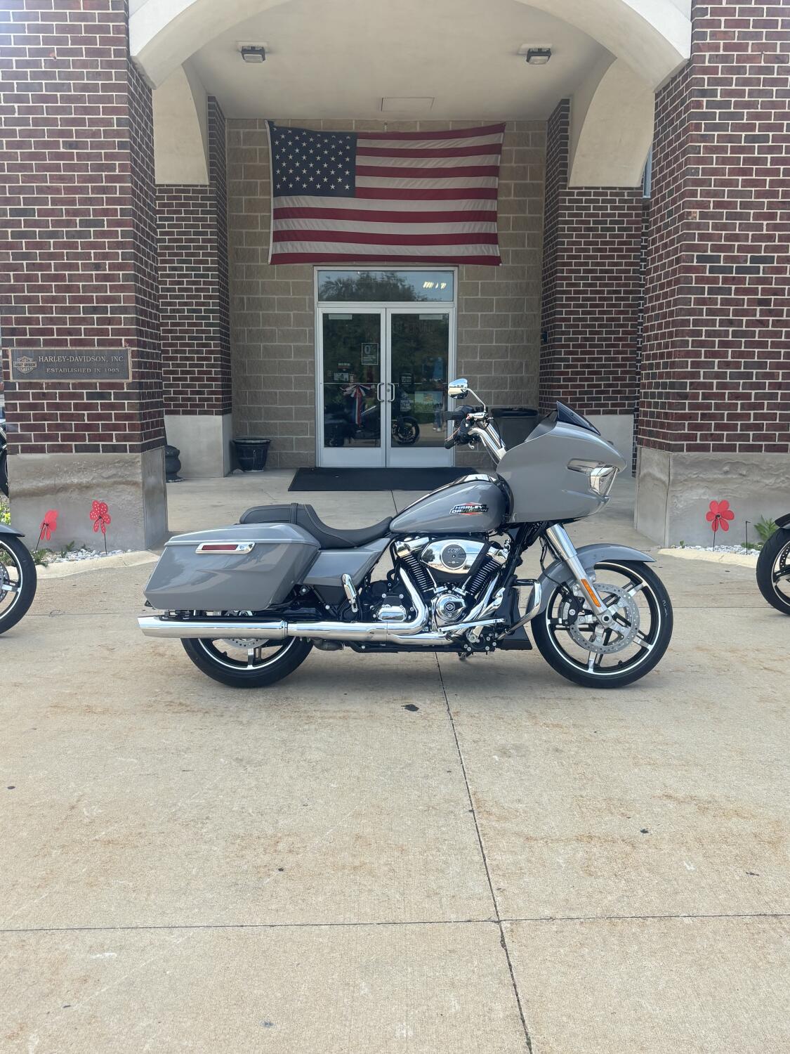 2026 Harley-Davidson® Road Glide® Dark Billiard Gray Chrome Trim