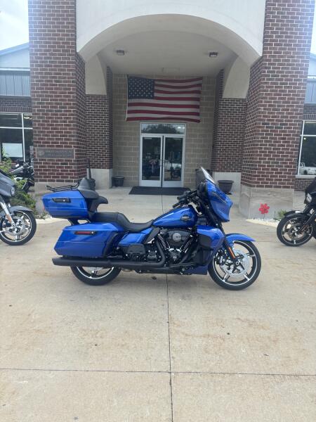 2025 Harley-Davidson® Street Glide® Ultra Blue Burst - Black Finish