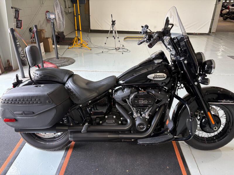 2023 Harley-Davidson® Heritage Classic Vivid Black - Black Finish