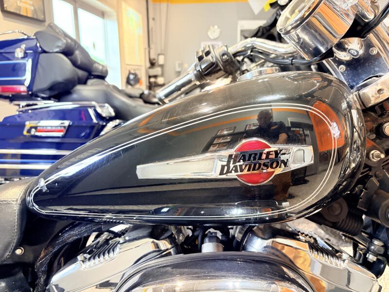 2015 XL1200C Harley-Davidson® 1200 Custom Vivid Black