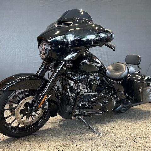 【中古車情報】2018YM FLHXS VIVID BLACK (管理番号：673944) thumb 1