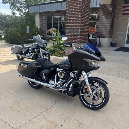 2026 Harley-Davidson® Road Glide® MIDNIGHT EMBER thumb 3