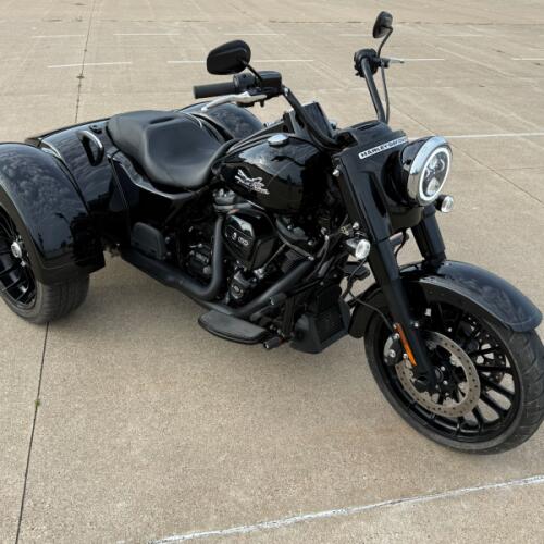 2023 Harley-Davidson® Freewheeler® Vivid Black thumb 3