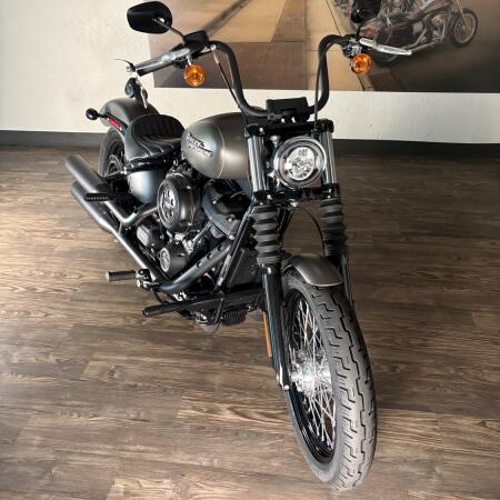 2019 Harley-Davidson® Street Bob® Industrial Gray Denim thumb 2