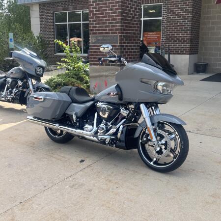2026 Harley-Davidson® Road Glide® Dark Billiard Gray Chrome Trim thumb 3