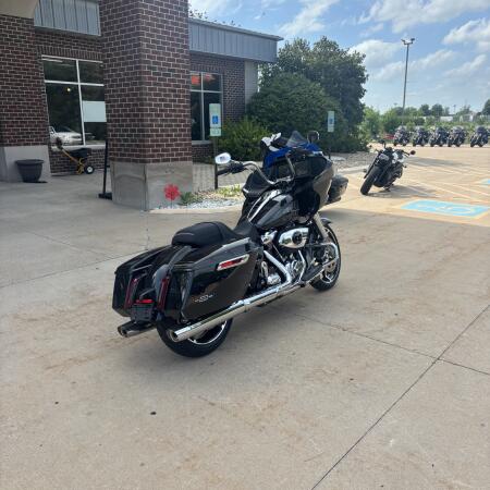 2026 Harley-Davidson® Road Glide® MIDNIGHT EMBER thumb 2