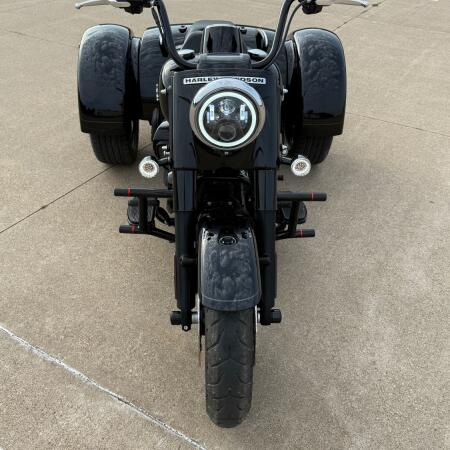 2023 Harley-Davidson® Freewheeler® Vivid Black thumb 2