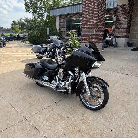 2015 Harley-Davidson® Road Glide® Vivid Black thumb 3