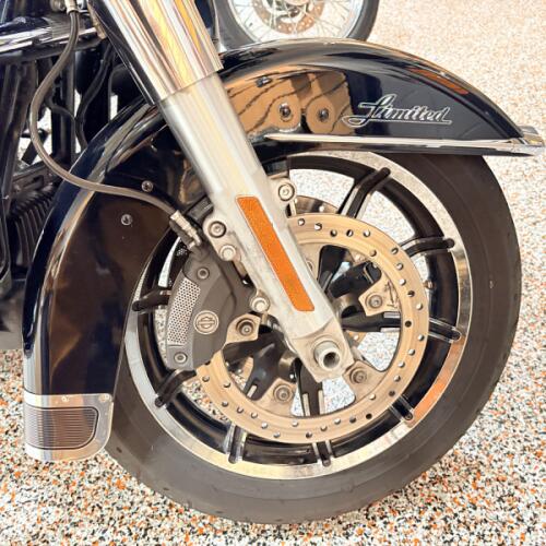 2018 FLHTK Harley-Davidson® Ultra Limited Vivid Black thumb 2