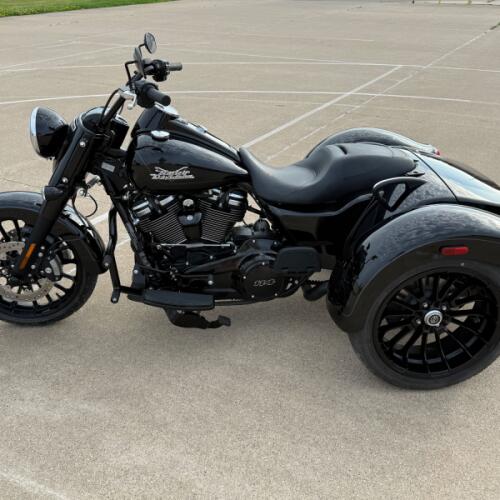 2023 Harley-Davidson® Freewheeler® Vivid Black thumb 0