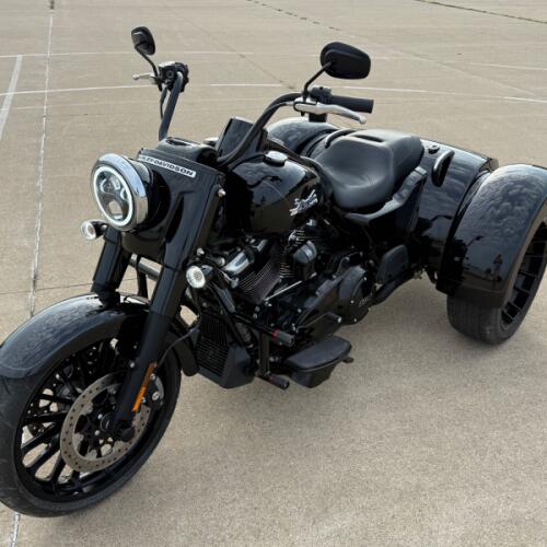 2023 Harley-Davidson® Freewheeler® Vivid Black thumb 1