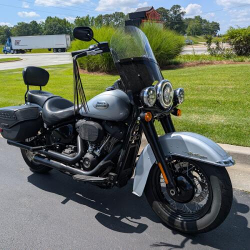 2024 Harley-Davidson® Heritage Classic Atlas Silver Metallic - Black Finish thumb 3