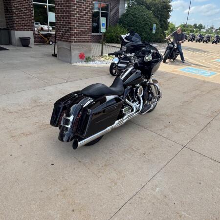 2015 Harley-Davidson® Road Glide® Vivid Black thumb 2