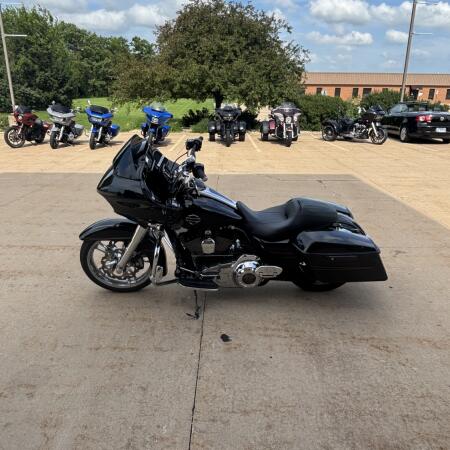 2015 Harley-Davidson® Road Glide® Vivid Black thumb 0