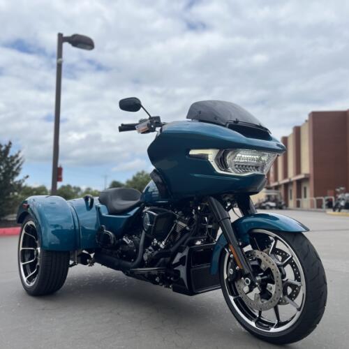 2026 Harley-Davidson® FLTRT Road Glide 3 Teal Thunder thumb 3